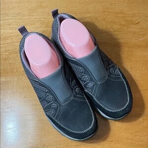 Merrell Women's Slip-On Sneakers in Graphic Dark Gray Pattern. Size 8.5